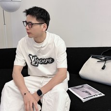 LV 2026春夏新款首发专柜最新款短袖圆领T恤 高端订制 设计前卫时尚!品牌logo重工艺设计 高 LV 2026春夏新款首发专柜最新款短袖圆领T恤 高端订制 设计前卫时尚!品牌logo重工艺设计 高