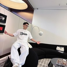 LV 2026春夏新款首发专柜最新款短袖圆领T恤 高端订制 设计前卫时尚!品牌logo重工艺设计 高 LV 2026春夏新款首发专柜最新款短袖圆领T恤 高端订制 设计前卫时尚!品牌logo重工艺设计 高