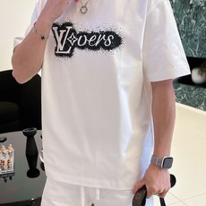 LV 2026春夏新款首发专柜最新款短袖圆领T恤 高端订制 设计前卫时尚!品牌logo重工艺设计 高 LV 2026春夏新款首发专柜最新款短袖圆领T恤 高端订制 设计前卫时尚!品牌logo重工艺设计 高