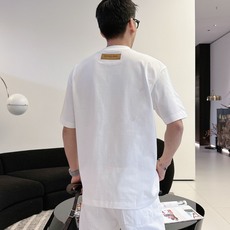 LV 2026春夏新款首发专柜最新款短袖圆领T恤 高端订制 设计前卫时尚!品牌logo重工艺设计 高 LV 2026春夏新款首发专柜最新款短袖圆领T恤 高端订制 设计前卫时尚!品牌logo重工艺设计 高