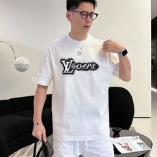 LV 2026春夏新款首发专柜最新款短袖圆领T恤 高端订制 设计前卫时尚!品牌logo重工艺设计 高 LV 2026春夏新款首发专柜最新款短袖圆领T恤 高端订制 设计前卫时尚!品牌logo重工艺设计 高