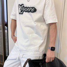 LV 2026春夏新款首发专柜最新款短袖圆领T恤 高端订制 设计前卫时尚!品牌logo重工艺设计 高 LV 2026春夏新款首发专柜最新款短袖圆领T恤 高端订制 设计前卫时尚!品牌logo重工艺设计 高