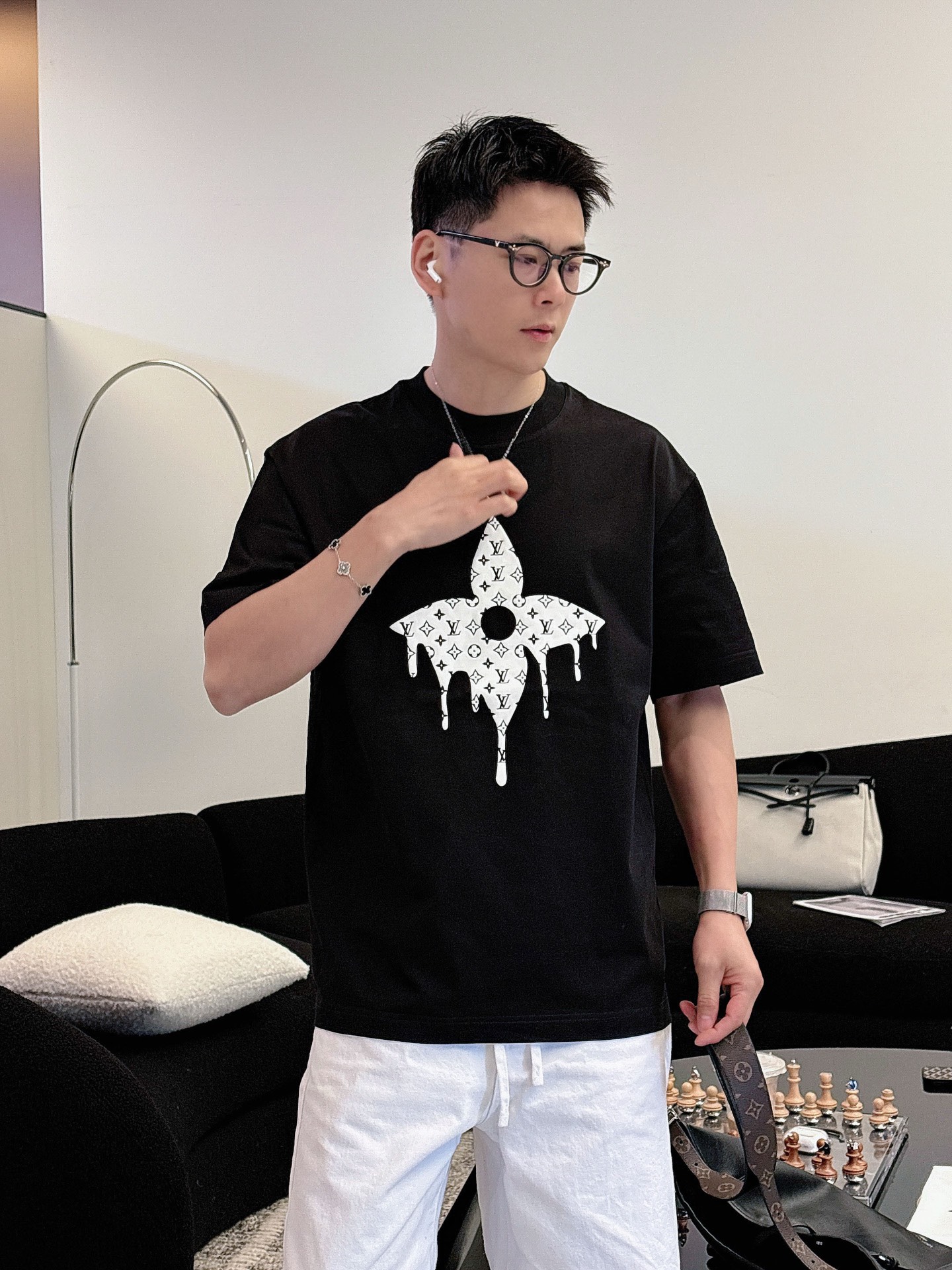 LV   2026春夏新款首发专柜最新款短袖圆领T恤 高端订制 设计前卫时尚！品牌logo重工艺设计 高