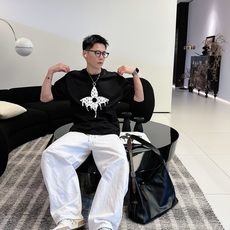 LV 2026春夏新款首发专柜最新款短袖圆领T恤 高端订制 设计前卫时尚!品牌logo重工艺设计 高 LV 2026春夏新款首发专柜最新款短袖圆领T恤 高端订制 设计前卫时尚!品牌logo重工艺设计 高