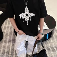 LV 2026春夏新款首发专柜最新款短袖圆领T恤 高端订制 设计前卫时尚!品牌logo重工艺设计 高 LV 2026春夏新款首发专柜最新款短袖圆领T恤 高端订制 设计前卫时尚!品牌logo重工艺设计 高