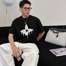 LV 2026春夏新款首发专柜最新款短袖圆领T恤 高端订制 设计前卫时尚!品牌logo重工艺设计 高 LV 2026春夏新款首发专柜最新款短袖圆领T恤 高端订制 设计前卫时尚!品牌logo重工艺设计 高