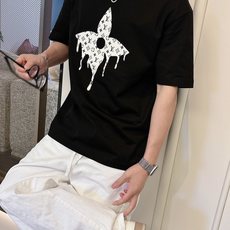 LV 2026春夏新款首发专柜最新款短袖圆领T恤 高端订制 设计前卫时尚!品牌logo重工艺设计 高 LV 2026春夏新款首发专柜最新款短袖圆领T恤 高端订制 设计前卫时尚!品牌logo重工艺设计 高