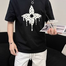 LV 2026春夏新款首发专柜最新款短袖圆领T恤 高端订制 设计前卫时尚!品牌logo重工艺设计 高 LV 2026春夏新款首发专柜最新款短袖圆领T恤 高端订制 设计前卫时尚!品牌logo重工艺设计 高