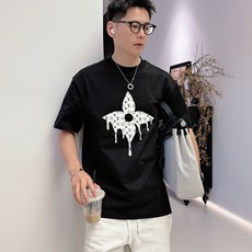 LV 2026春夏新款首发专柜最新款短袖圆领T恤 高端订制 设计前卫时尚!品牌logo重工艺设计 高 LV 2026春夏新款首发专柜最新款短袖圆领T恤 高端订制 设计前卫时尚!品牌logo重工艺设计 高