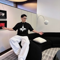 LV 2026春夏新款首发专柜最新款短袖圆领T恤 高端订制 设计前卫时尚!品牌logo重工艺设计 高 LV 2026春夏新款首发专柜最新款短袖圆领T恤 高端订制 设计前卫时尚!品牌logo重工艺设计 高