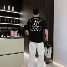 LV 2026春夏新款首发专柜最新款短袖圆领T恤 高端订制 设计前卫时尚!品牌logo重工艺设计 高 LV 2026春夏新款首发专柜最新款短袖圆领T恤 高端订制 设计前卫时尚!品牌logo重工艺设计 高