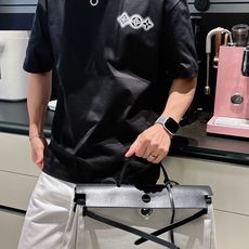 LV 2026春夏新款首发专柜最新款短袖圆领T恤 高端订制 设计前卫时尚!品牌logo重工艺设计 高 LV 2026春夏新款首发专柜最新款短袖圆领T恤 高端订制 设计前卫时尚!品牌logo重工艺设计 高