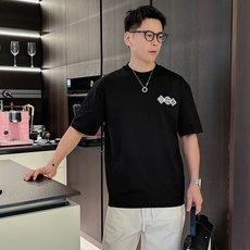 LV 2026春夏新款首发专柜最新款短袖圆领T恤 高端订制 设计前卫时尚!品牌logo重工艺设计 高 LV 2026春夏新款首发专柜最新款短袖圆领T恤 高端订制 设计前卫时尚!品牌logo重工艺设计 高