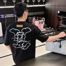 LV 2026春夏新款首发专柜最新款短袖圆领T恤 高端订制 设计前卫时尚!品牌logo重工艺设计 高 LV 2026春夏新款首发专柜最新款短袖圆领T恤 高端订制 设计前卫时尚!品牌logo重工艺设计 高