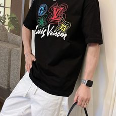 LV 2026春夏新款首发专柜最新款短袖圆领T恤 高端订制 设计前卫时尚!品牌logo重工艺设计 高 LV 2026春夏新款首发专柜最新款短袖圆领T恤 高端订制 设计前卫时尚!品牌logo重工艺设计 高
