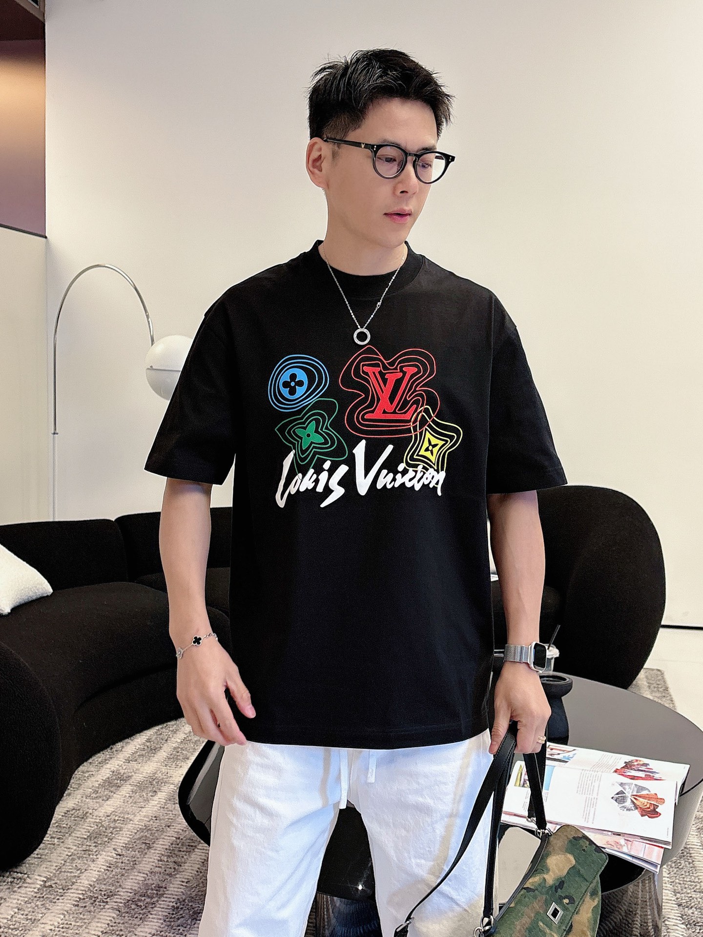 LV   2026春夏新款首发专柜最新款短袖圆领T恤 高端订制 设计前卫时尚！品牌logo重工艺设计 高