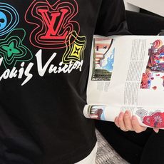 LV 2026春夏新款首发专柜最新款短袖圆领T恤 高端订制 设计前卫时尚!品牌logo重工艺设计 高 LV 2026春夏新款首发专柜最新款短袖圆领T恤 高端订制 设计前卫时尚!品牌logo重工艺设计 高