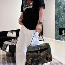 LV 2026春夏新款首发专柜最新款短袖圆领T恤 高端订制 设计前卫时尚!品牌logo重工艺设计 高 LV 2026春夏新款首发专柜最新款短袖圆领T恤 高端订制 设计前卫时尚!品牌logo重工艺设计 高