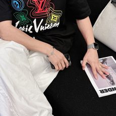 LV 2026春夏新款首发专柜最新款短袖圆领T恤 高端订制 设计前卫时尚!品牌logo重工艺设计 高 LV 2026春夏新款首发专柜最新款短袖圆领T恤 高端订制 设计前卫时尚!品牌logo重工艺设计 高