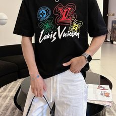 LV 2026春夏新款首发专柜最新款短袖圆领T恤 高端订制 设计前卫时尚!品牌logo重工艺设计 高 LV 2026春夏新款首发专柜最新款短袖圆领T恤 高端订制 设计前卫时尚!品牌logo重工艺设计 高