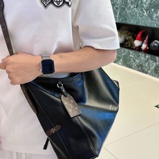 LV 2026春夏新款首发专柜最新款短袖圆领T恤 高端订制 设计前卫时尚!品牌logo重工艺设计 高 LV 2026春夏新款首发专柜最新款短袖圆领T恤 高端订制 设计前卫时尚!品牌logo重工艺设计 高