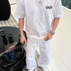 LV 2026春夏新款首发专柜最新款短袖圆领T恤 高端订制 设计前卫时尚!品牌logo重工艺设计 高 LV 2026春夏新款首发专柜最新款短袖圆领T恤 高端订制 设计前卫时尚!品牌logo重工艺设计 高