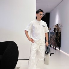 LV 2026春夏新款首发专柜最新款短袖圆领T恤 高端订制 设计前卫时尚!品牌logo重工艺设计 高 LV 2026春夏新款首发专柜最新款短袖圆领T恤 高端订制 设计前卫时尚!品牌logo重工艺设计 高