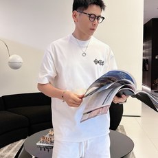 LV 2026春夏新款首发专柜最新款短袖圆领T恤 高端订制 设计前卫时尚!品牌logo重工艺设计 高 LV 2026春夏新款首发专柜最新款短袖圆领T恤 高端订制 设计前卫时尚!品牌logo重工艺设计 高