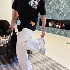 LV 2026春夏新款首发专柜最新款短袖圆领T恤 高端订制 设计前卫时尚!品牌logo重工艺设计 高 LV 2026春夏新款首发专柜最新款短袖圆领T恤 高端订制 设计前卫时尚!品牌logo重工艺设计 高