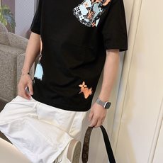LV 2026春夏新款首发专柜最新款短袖圆领T恤 高端订制 设计前卫时尚!品牌logo重工艺设计 高 LV 2026春夏新款首发专柜最新款短袖圆领T恤 高端订制 设计前卫时尚!品牌logo重工艺设计 高