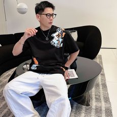LV 2026春夏新款首发专柜最新款短袖圆领T恤 高端订制 设计前卫时尚!品牌logo重工艺设计 高 LV 2026春夏新款首发专柜最新款短袖圆领T恤 高端订制 设计前卫时尚!品牌logo重工艺设计 高