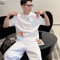 LV 2026春夏新款首发专柜最新款短袖圆领T恤 高端订制 设计前卫时尚!品牌logo重工艺设计 高 LV 2026春夏新款首发专柜最新款短袖圆领T恤 高端订制 设计前卫时尚!品牌logo重工艺设计 高