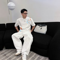 LV 2026春夏新款首发专柜最新款短袖圆领T恤 高端订制 设计前卫时尚!品牌logo重工艺设计 高 LV 2026春夏新款首发专柜最新款短袖圆领T恤 高端订制 设计前卫时尚!品牌logo重工艺设计 高
