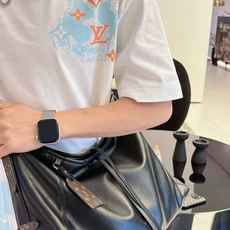 LV 2026春夏新款首发专柜最新款短袖圆领T恤 高端订制 设计前卫时尚!品牌logo重工艺设计 高 LV 2026春夏新款首发专柜最新款短袖圆领T恤 高端订制 设计前卫时尚!品牌logo重工艺设计 高