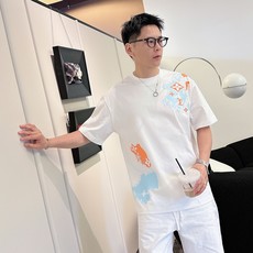 LV 2026春夏新款首发专柜最新款短袖圆领T恤 高端订制 设计前卫时尚!品牌logo重工艺设计 高 LV 2026春夏新款首发专柜最新款短袖圆领T恤 高端订制 设计前卫时尚!品牌logo重工艺设计 高