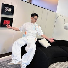LV 2026春夏新款首发专柜最新款短袖圆领T恤 高端订制 设计前卫时尚!品牌logo重工艺设计 高 LV 2026春夏新款首发专柜最新款短袖圆领T恤 高端订制 设计前卫时尚!品牌logo重工艺设计 高