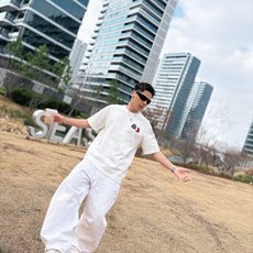 蒙口 2026春夏新款首发专柜最新款短袖圆领T恤 高端订制 设计前卫时尚!品牌logo重工艺设计 高 蒙口 2026春夏新款首发专柜最新款短袖圆领T恤 高端订制 设计前卫时尚!品牌logo重工艺设计 高