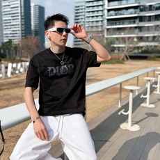 迪奥#DIOR 2026春夏新款首发专柜最新款短袖圆领T恤 高端订制 设计前卫时尚!品牌logo重工 迪奥#DIOR 2026春夏新款首发专柜最新款短袖圆领T恤 高端订制 设计前卫时尚!品牌logo重工