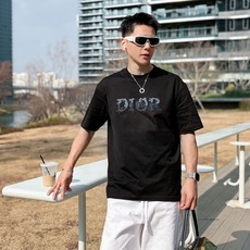 迪奥#DIOR 2026春夏新款首发专柜最新款短袖圆领T恤 高端订制 设计前卫时尚!品牌logo重工 迪奥#DIOR 2026春夏新款首发专柜最新款短袖圆领T恤 高端订制 设计前卫时尚!品牌logo重工