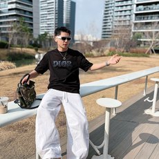 迪奥#DIOR 2026春夏新款首发专柜最新款短袖圆领T恤 高端订制 设计前卫时尚!品牌logo重工 迪奥#DIOR 2026春夏新款首发专柜最新款短袖圆领T恤 高端订制 设计前卫时尚!品牌logo重工