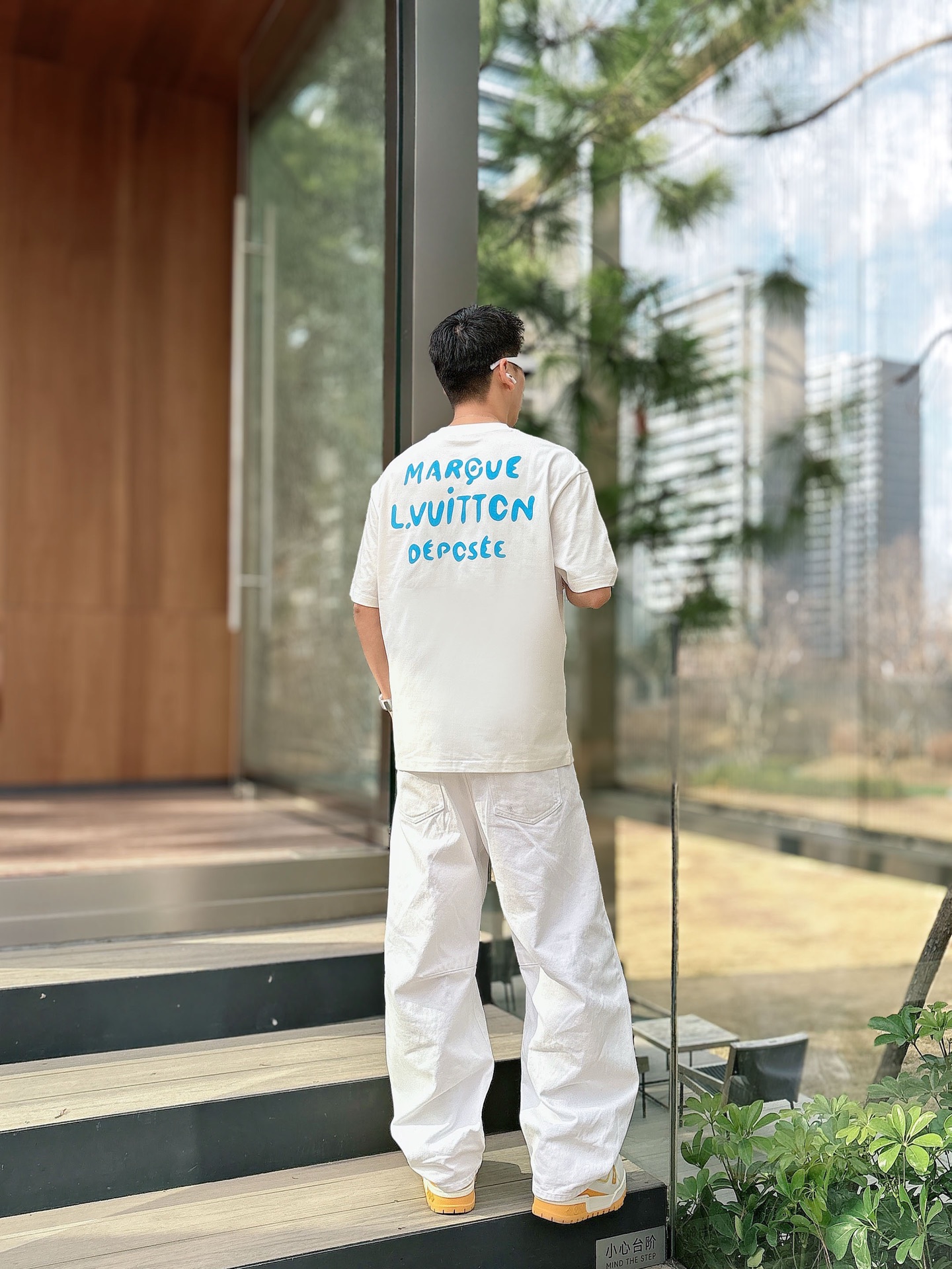 LV   2026春夏新款首发专柜最新款短袖圆领T恤 高端订制 设计前卫时尚！品牌logo重工艺设计 高