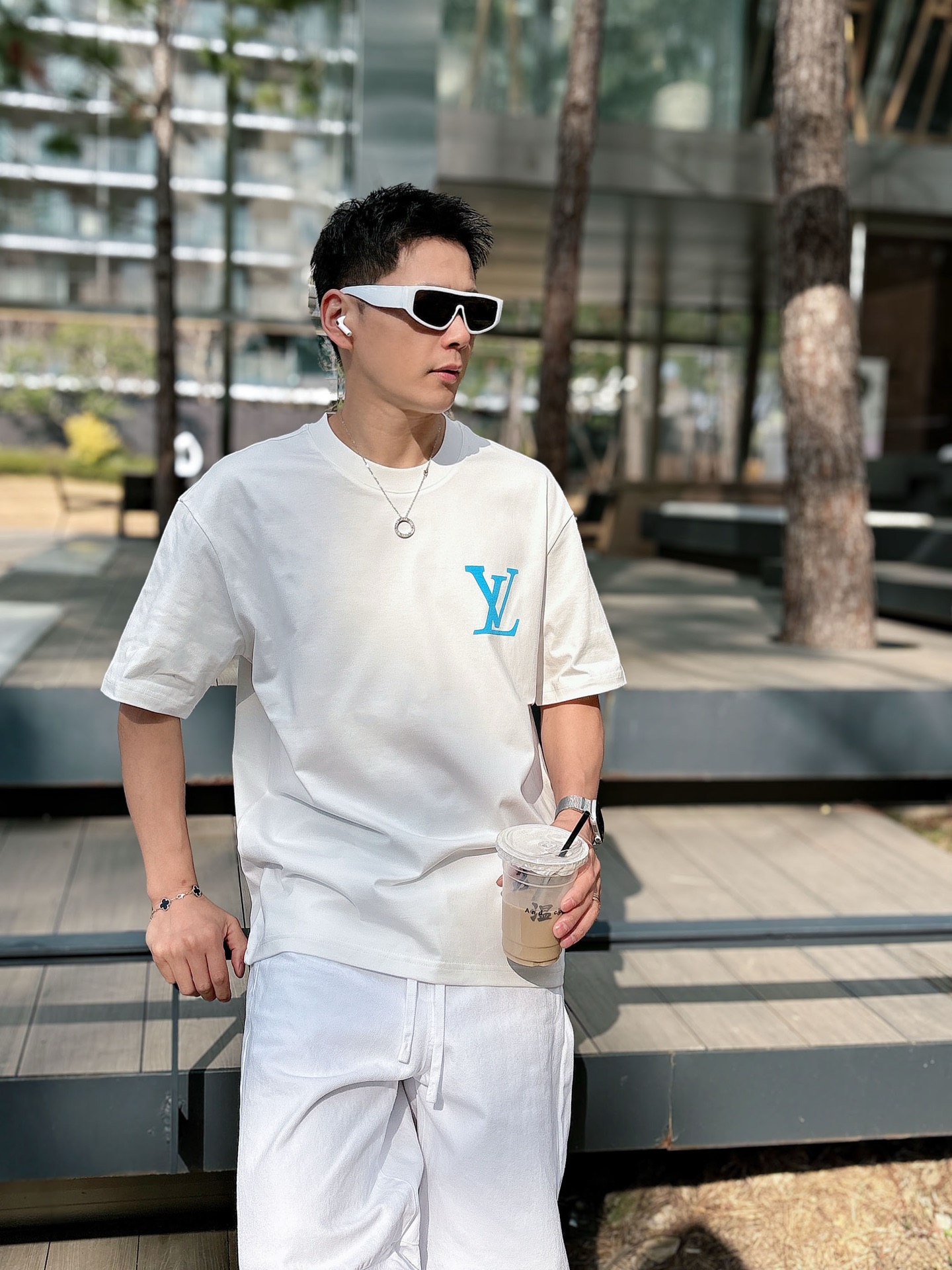 LV   2026春夏新款首发专柜最新款短袖圆领T恤 高端订制 设计前卫时尚！品牌logo重工艺设计 高