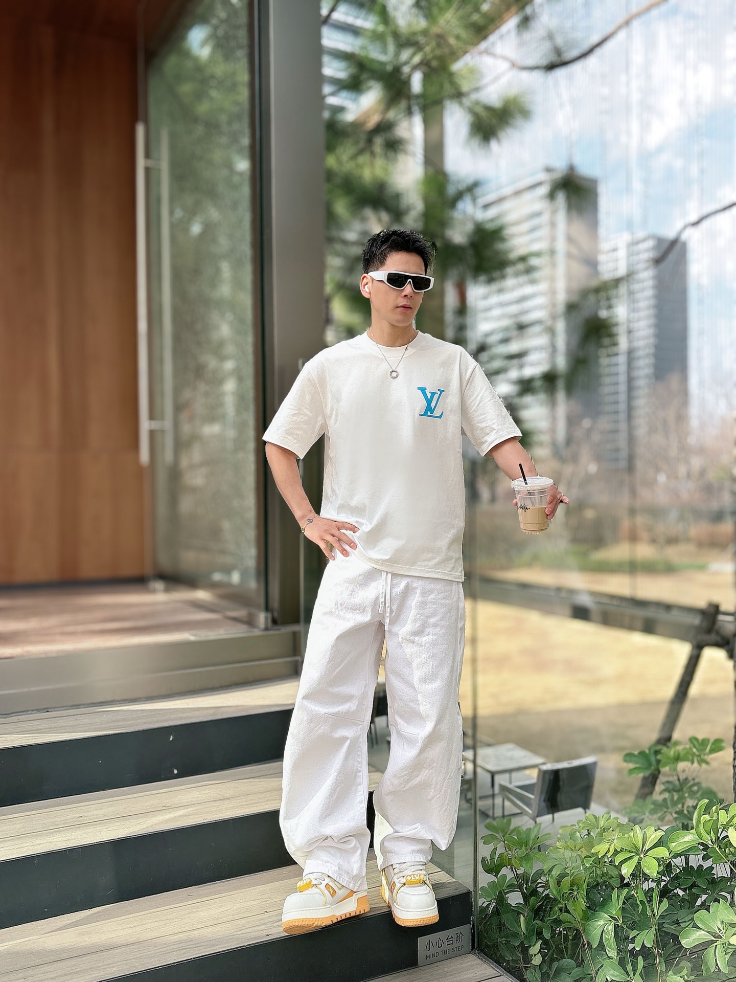 LV   2026春夏新款首发专柜最新款短袖圆领T恤 高端订制 设计前卫时尚！品牌logo重工艺设计 高