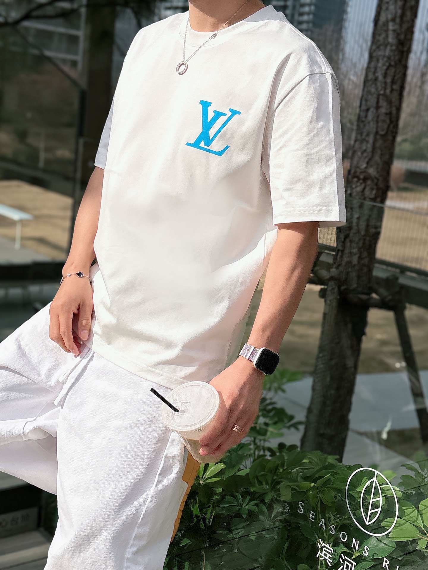 LV   2026春夏新款首发专柜最新款短袖圆领T恤 高端订制 设计前卫时尚！品牌logo重工艺设计 高