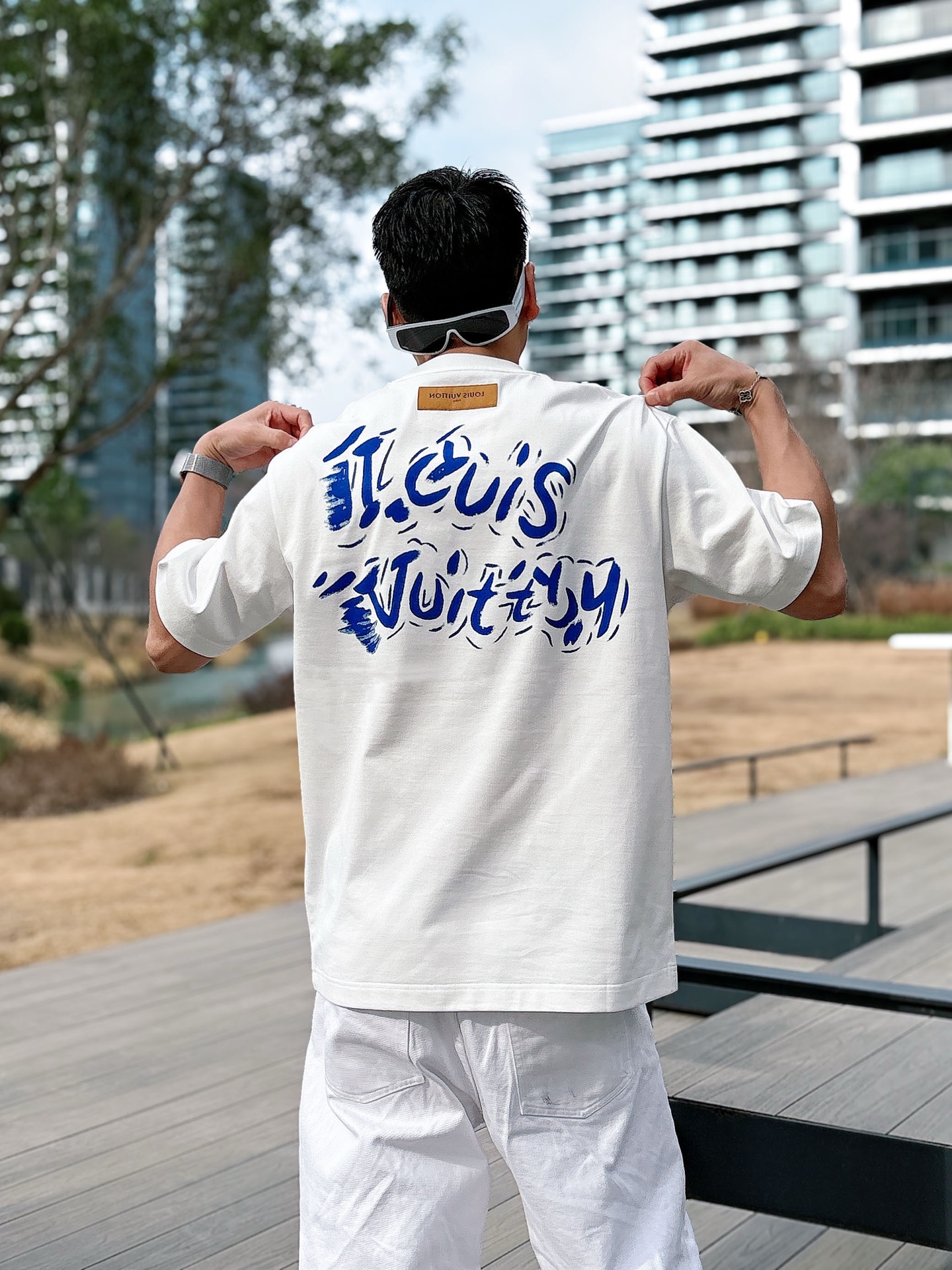 LV   2026春夏新款首发专柜最新款短袖圆领T恤 高端订制 设计前卫时尚！品牌logo重工艺设计 高