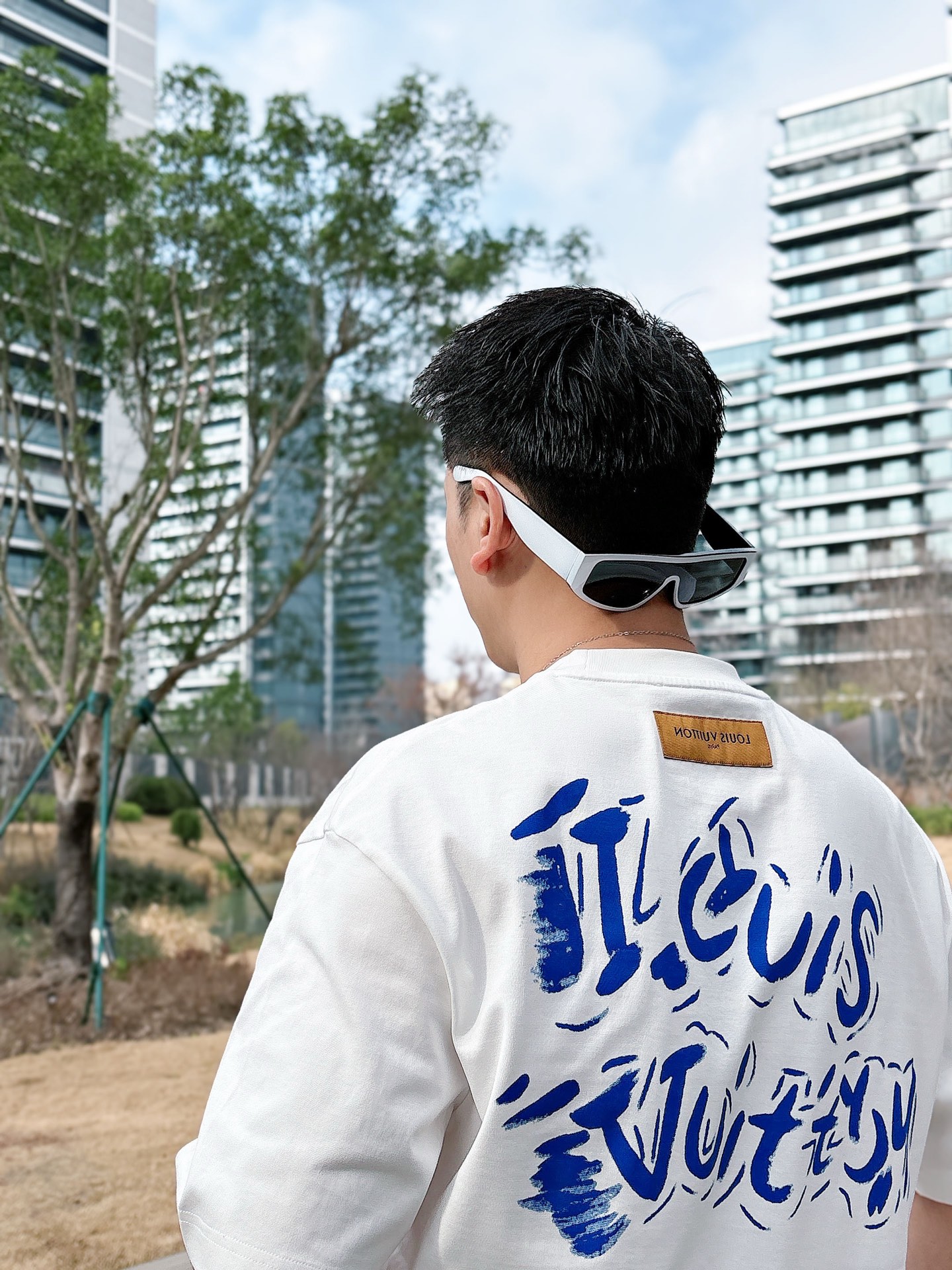 LV   2026春夏新款首发专柜最新款短袖圆领T恤 高端订制 设计前卫时尚！品牌logo重工艺设计 高