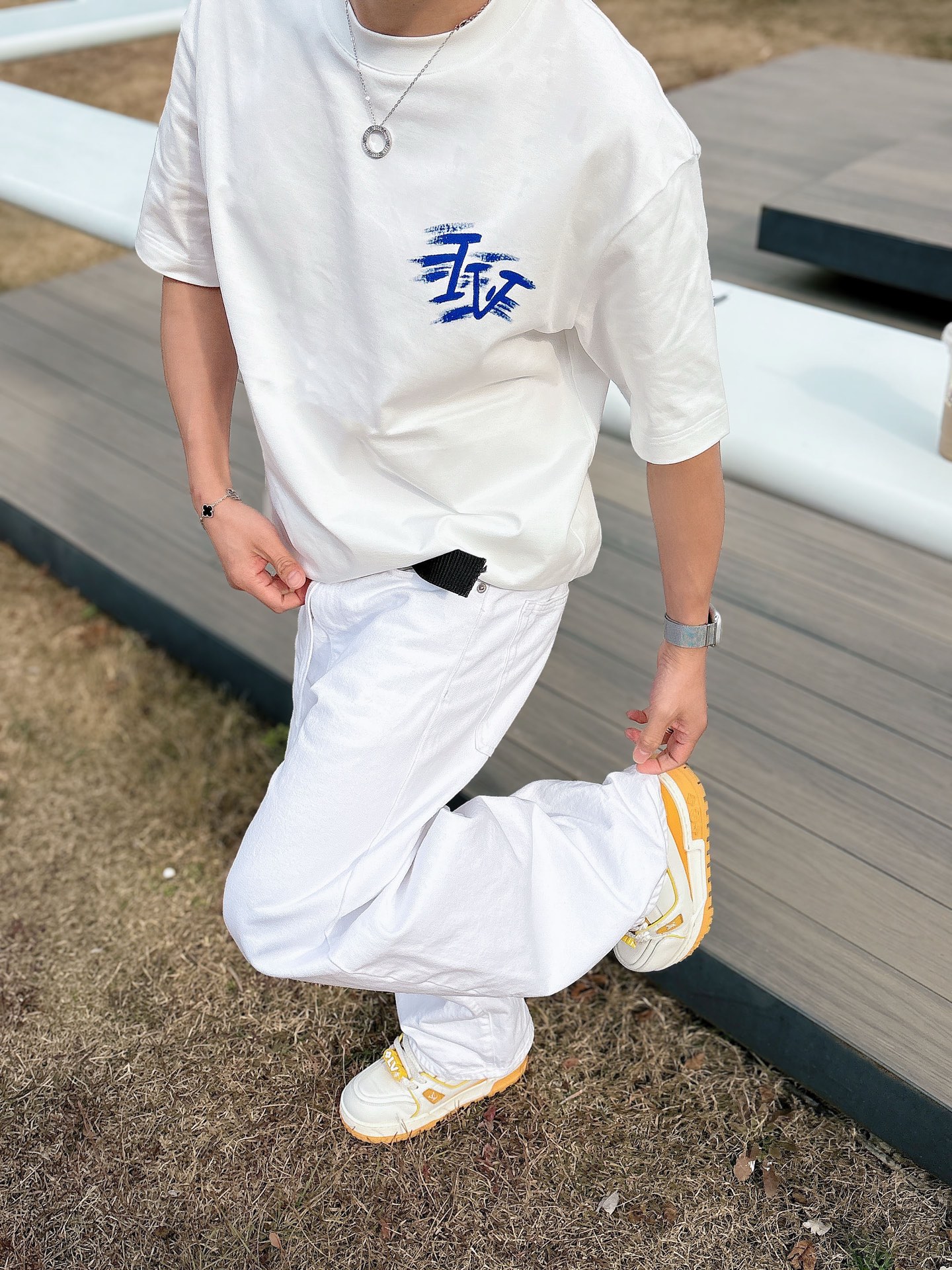 LV   2026春夏新款首发专柜最新款短袖圆领T恤 高端订制 设计前卫时尚！品牌logo重工艺设计 高