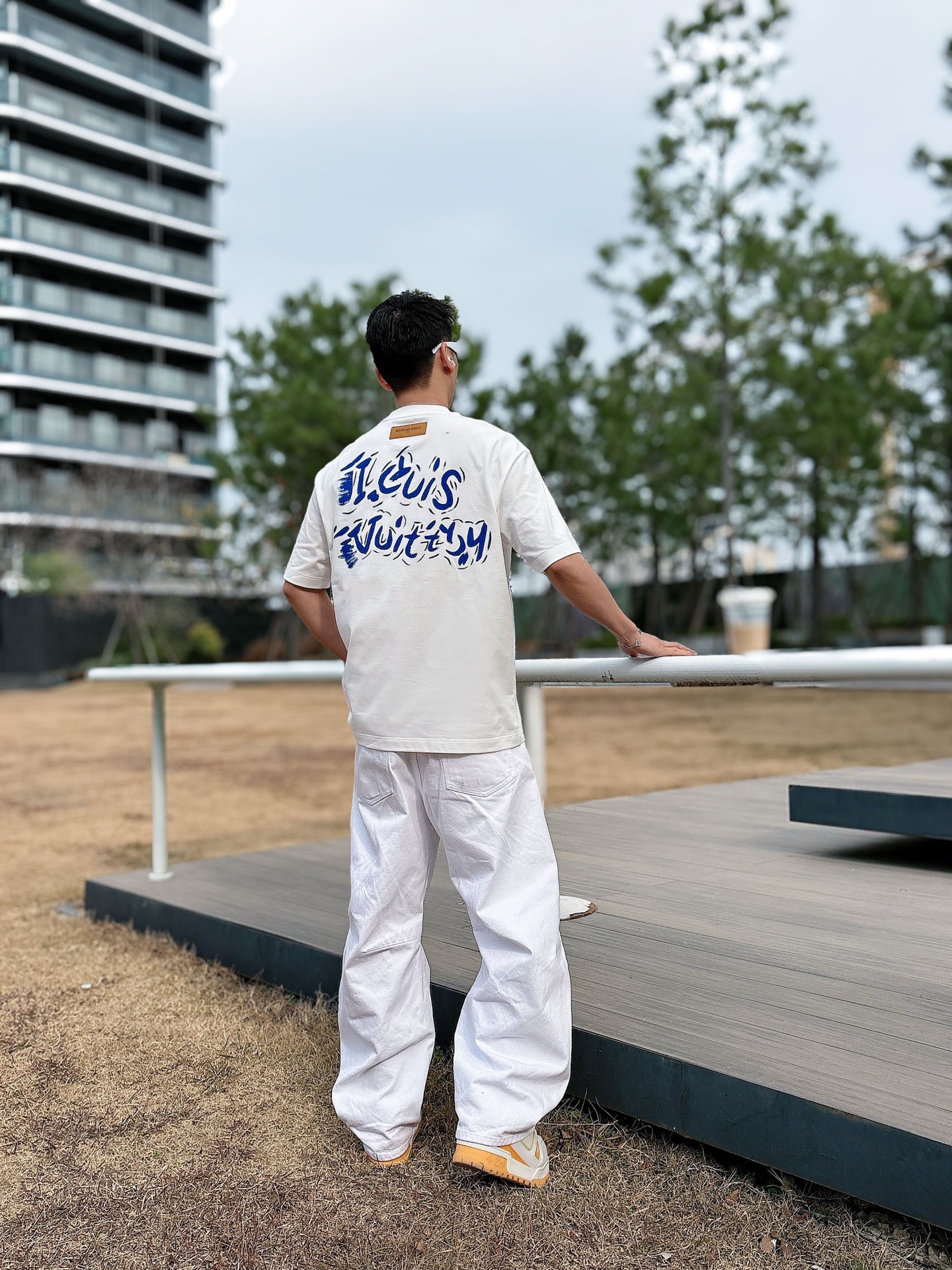 LV   2026春夏新款首发专柜最新款短袖圆领T恤 高端订制 设计前卫时尚！品牌logo重工艺设计 高