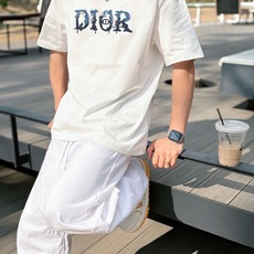 迪奥#DIOR 2026春夏新款首发专柜最新款短袖圆领T恤 高端订制 设计前卫时尚!品牌logo重工 迪奥#DIOR 2026春夏新款首发专柜最新款短袖圆领T恤 高端订制 设计前卫时尚!品牌logo重工