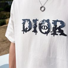 迪奥#DIOR 2026春夏新款首发专柜最新款短袖圆领T恤 高端订制 设计前卫时尚!品牌logo重工 迪奥#DIOR 2026春夏新款首发专柜最新款短袖圆领T恤 高端订制 设计前卫时尚!品牌logo重工